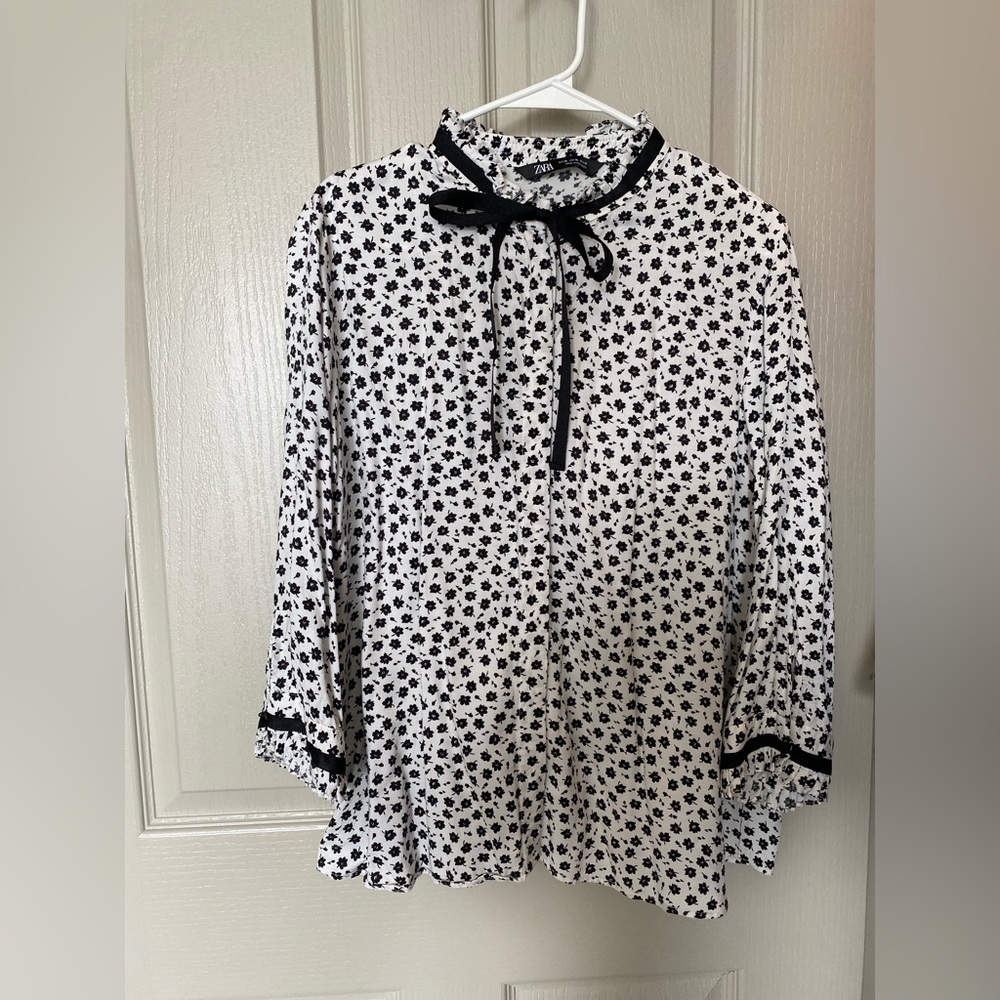 Floral black and white blouse. Zara. XL.